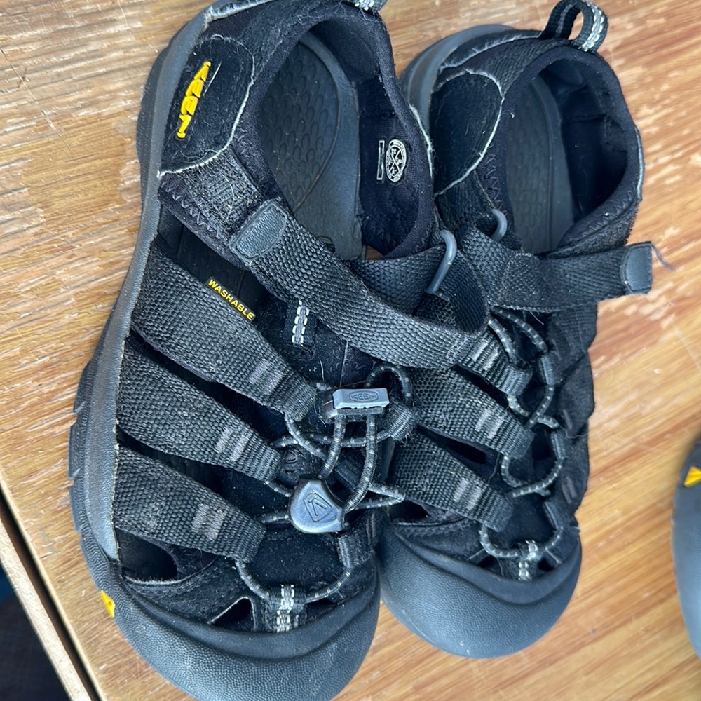 Keen size 2 boys / girls black